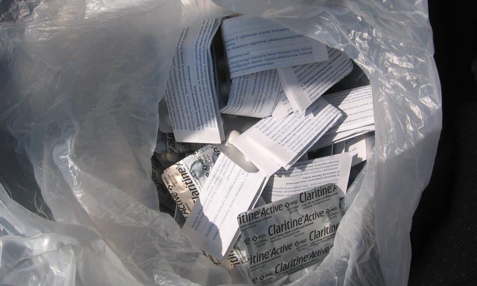 2013-4-26-1014příbalové letáky a platíčka léků.jpg